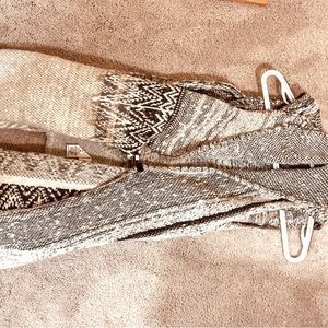 Free People
Sweater / Knit Jacket /Vest
Front clasp